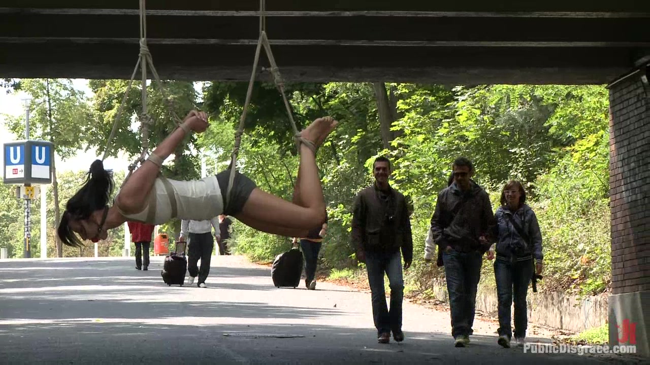 🍒 Молодую крошку крепко связали и подвесили в людном месте