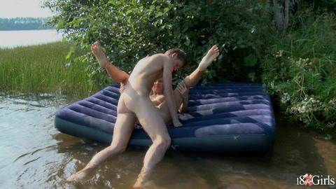 Порно видео секс в озере